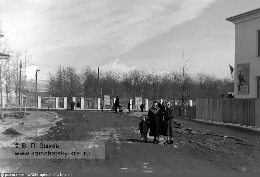 Елизово ул ленина. Город Елизово Камчатский край фото. Старинные фотографии города Елизово. Камчатский край, г. Елизово, стадион Строитель. Камчатка Елизово улица Ленина.