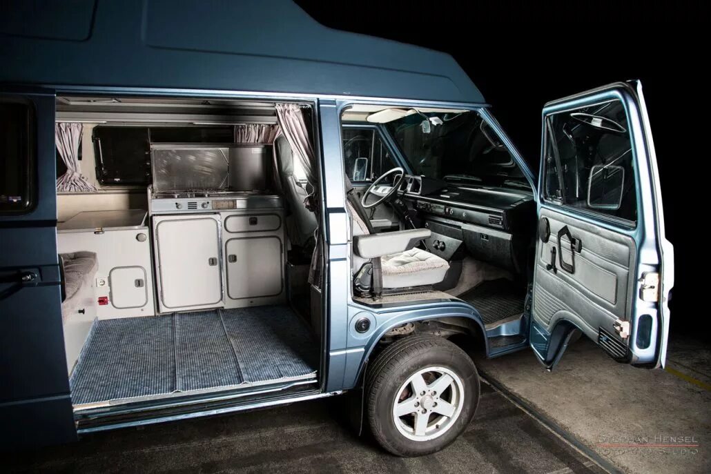 Vw t3 syncro салон. Дверь volkswagen transporter. Задняя дверь фольксваген т5. 4 двери transporter t5. Wv transporter t5 багажник.