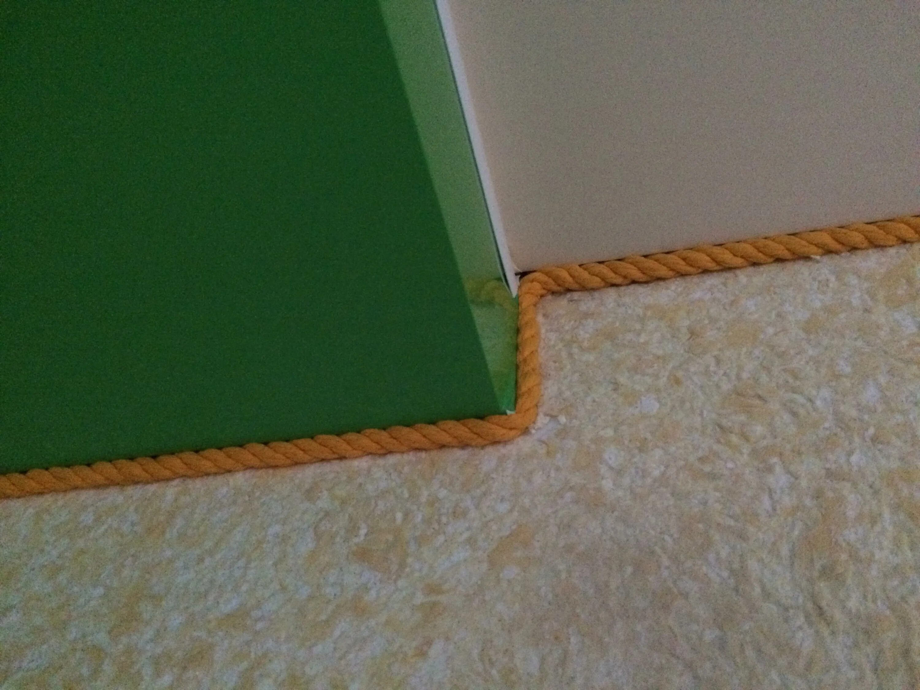 Уголки для плитки на стену. Стык между стеной и потолком. Подвесной потолок без плинтуса. Стык стены. Маскировочная лента для натяжных потолков т образная.