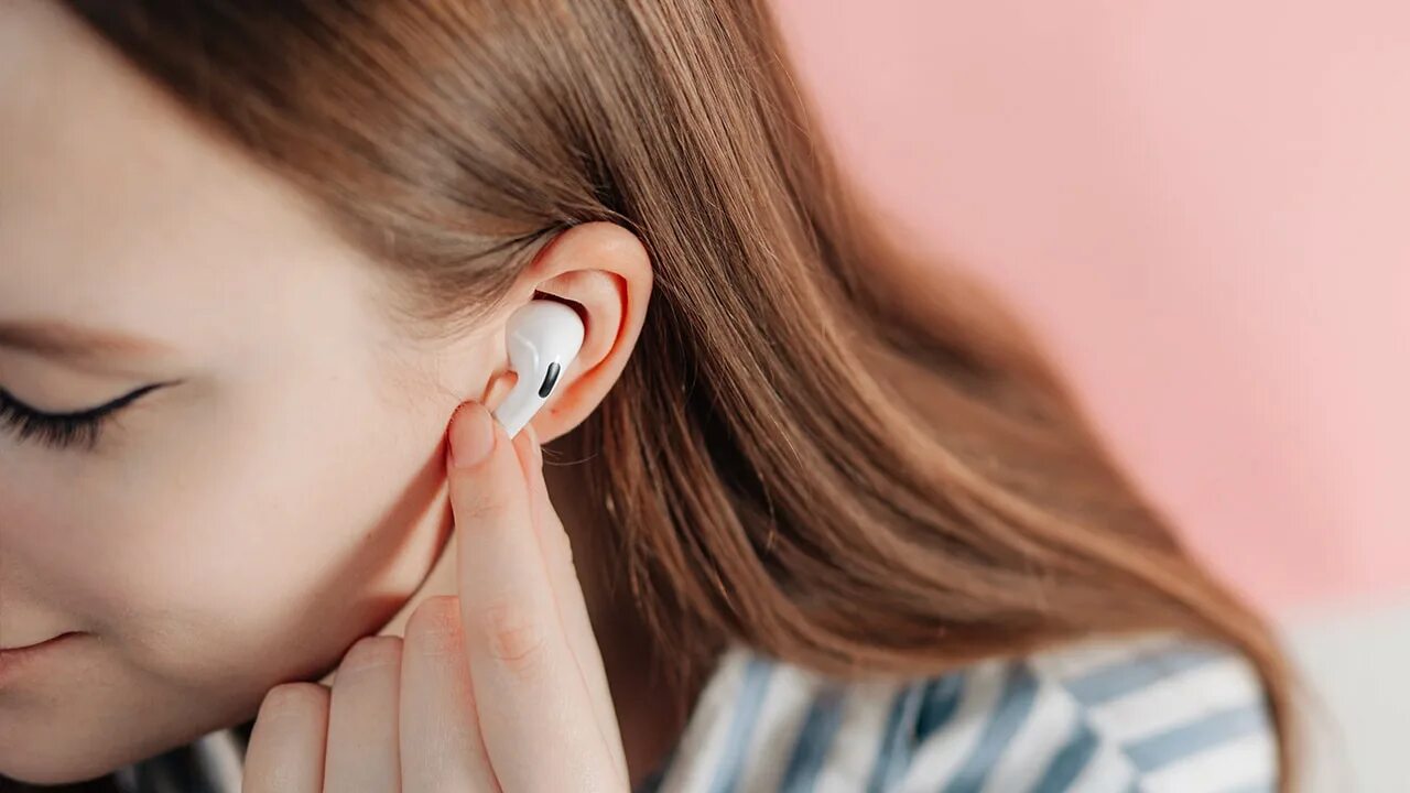 Наушники airpods играет тише. Беспроводные наушники вредят ушам. Беспроводные наушники вредны для здоровья. Наушники ухудшают слух. Вред беспроводных наушников.