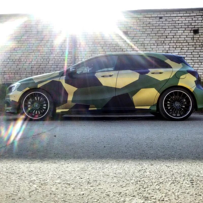 виниловая пленка красный камуфляж. мерседес 203 камуфляж. виниловый камуфляж. бмв g20 камуфляж. камуфляж на авто.