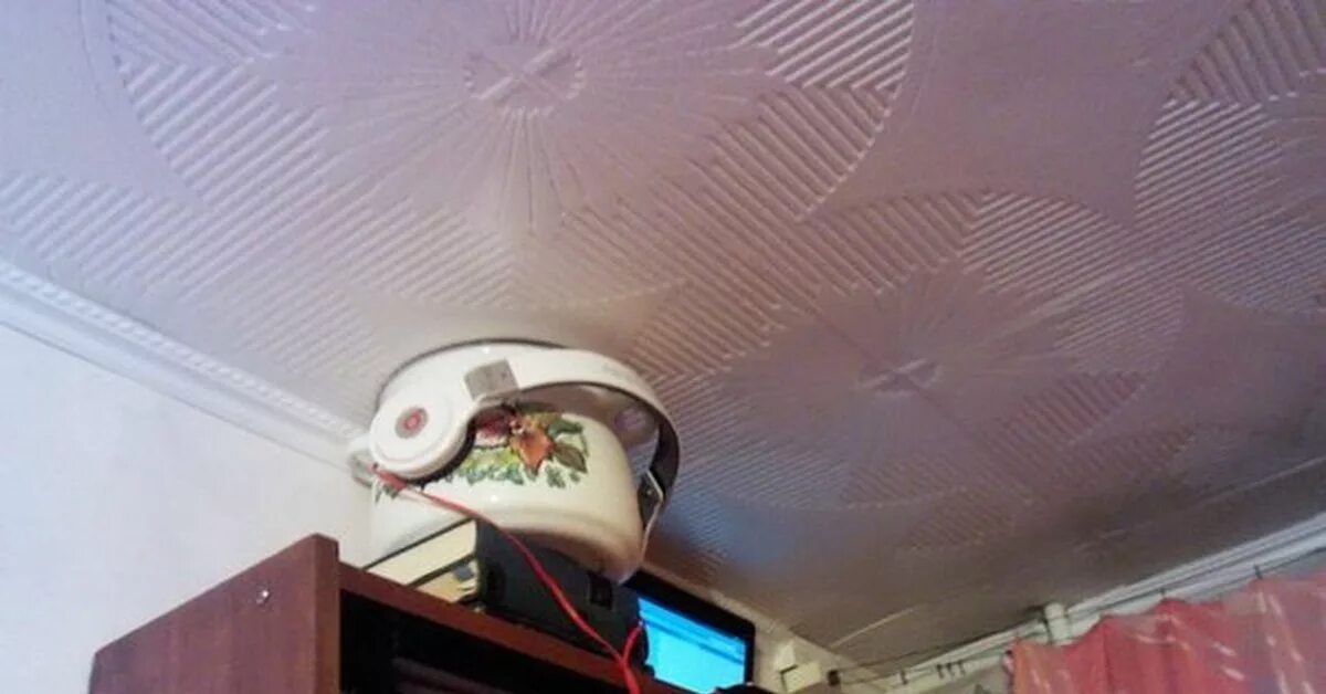 Затопленный потолок. Кастрюля для соседей сверху. Потолки соседу. Затоп натяжного потолка. Потолок после затопления.