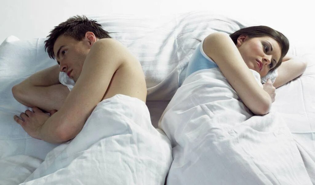 Мужчина и женщина в постели. Мужчина и женщина в кровати. Семейные отношения в постели. Супружеские отношения в постели. Измена жене в постели
