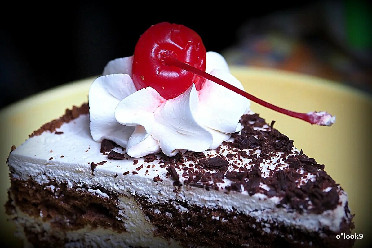 прямой эфир вишенка на торте. прямой эфир вишенка на торте. торт в виде вишни. тортик с вишенкой. пирожное с вишней.