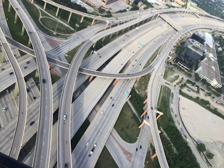 Много дорог картинка. Дорожная развязка. Эстакада шанхай. Параллельные дороги. Многоуровневые транспортные развязки.