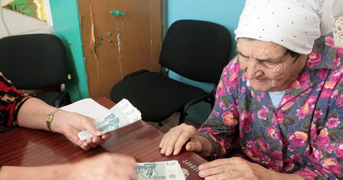 Новости пенсионерам апреле. Пенсионер. Пенсионерка пенсионное. Бабушка получает пенсию. Пенсионеры в России.