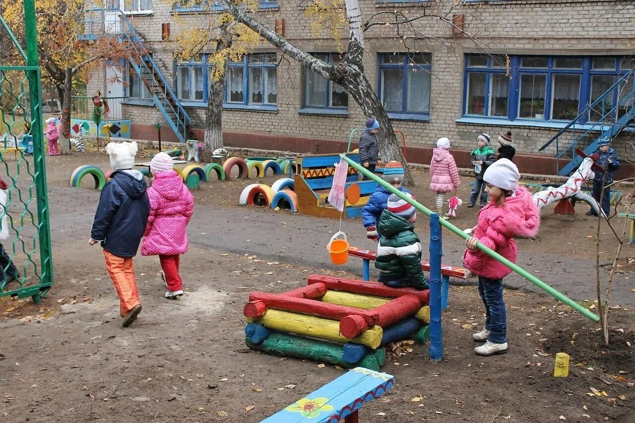 Прогулка в детском саду. Дети на прогулке в детском саду. дети в садике на прогулке. малыши на прогулке в детском саду.