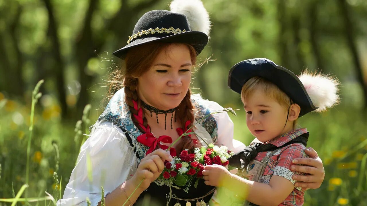 Мама и дети в национальных костюмах фотоконкурс. Дети в национальных костюмах. Мама и дети в национальных костюмах. Дети и мама фотоконкурс в национальных. Костюм немецкий национальный для детей.