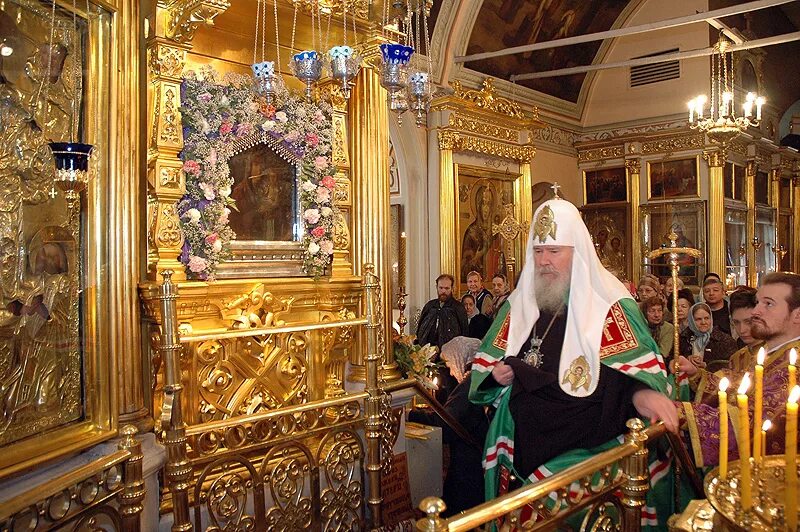 икона бм споручница. икона споручница грешных в храме в хамовниках. храм святителя николая в хамовниках икона споручница грешных. храм иконы споручница грешных в москве. споручница грешных икона божией матери.