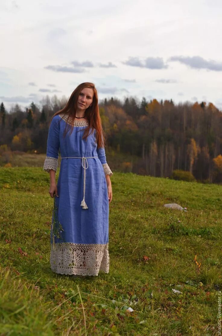 Наряд в русском стиле. Девушка с косами. Стиль а ля рюс. Длинные волосы. Платье в русском стиле современное.