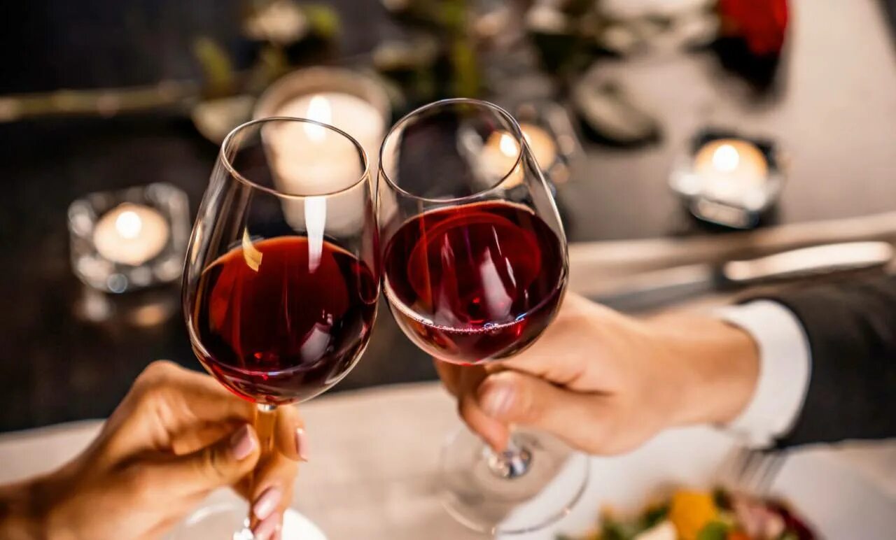 Бокал с вином. Алкоголь и сердечно сосудистые заболевания. Wine background. Бокал для дегустации вина. Игра glass of wine.