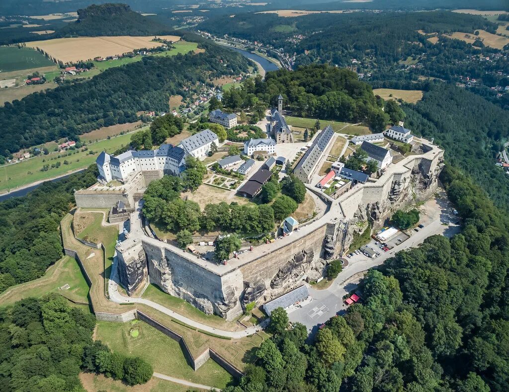 Самая крупная крепость из сохранившихся и действующих. Замок Кенигштайн. Замок Кенигштайн Саксония. Крепость Кёнигштайн Саксонская Швейцария. Крепость Кёнигштайн сверху.