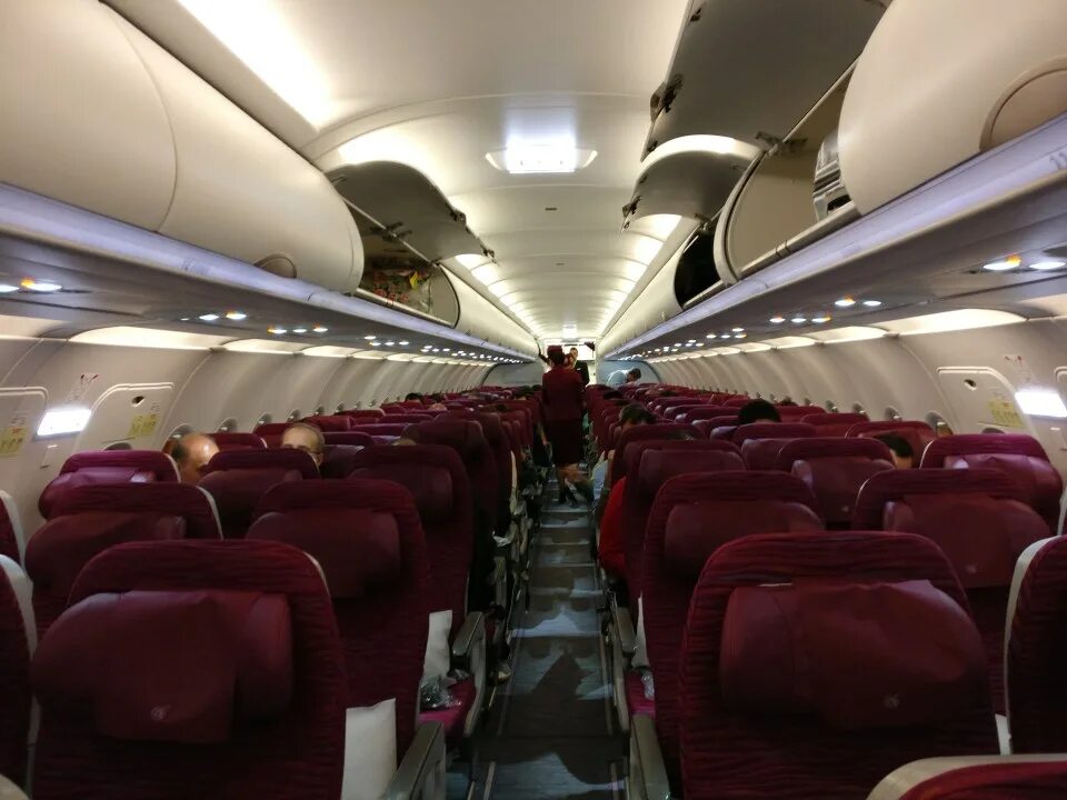 Airbus a320 уральские авиалинии салон. Airbus a320 салон. Airbus a320 qatar салон. Аэробус а320 салон. Салон аэробус а320 200.