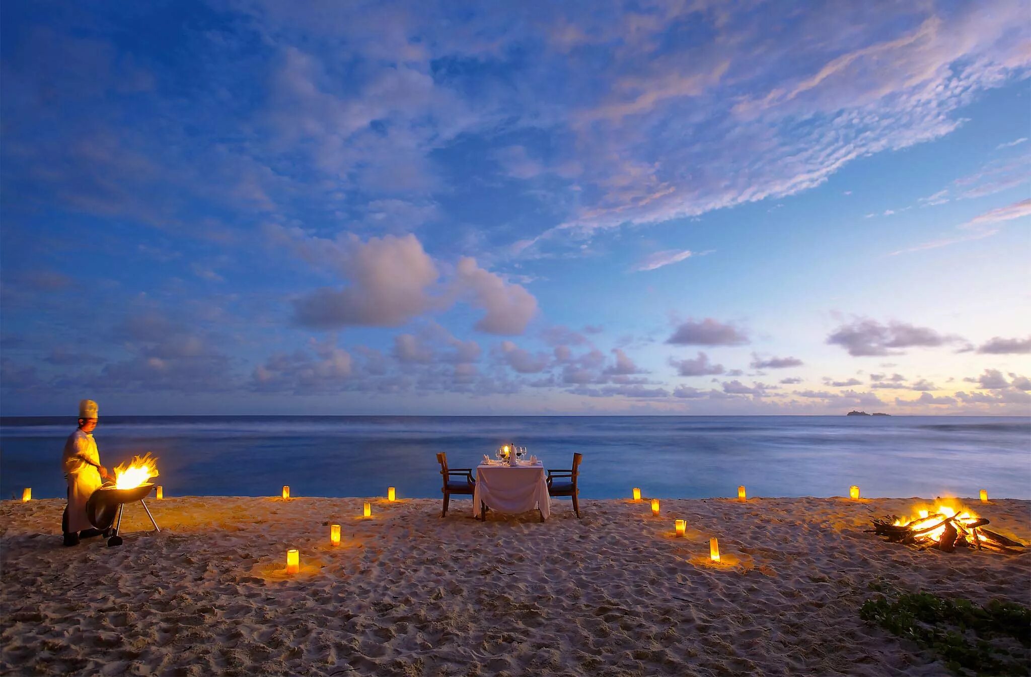 Ужин на берегу. Остров Фрегат Сейшелы. Fregate Island private Seychelles. Вечер на море. Романтические места.