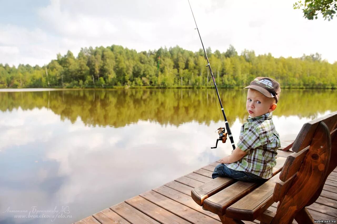 Ловлю роль. Рыбалка летом. Рыболов. Мальчик рыбачит. Мальчик Рыбак.