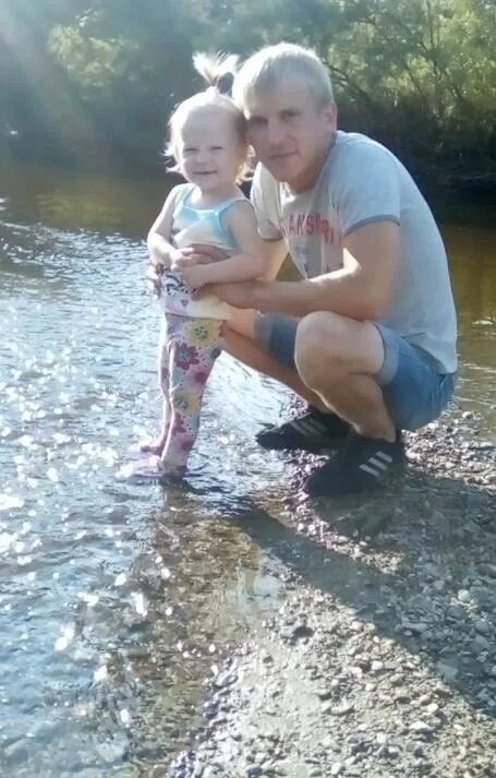 Спас 3 детей. Александр тупикин нижневартовск. 3 летний ребенок. александр мужиков. спасают ребенка из под воды.