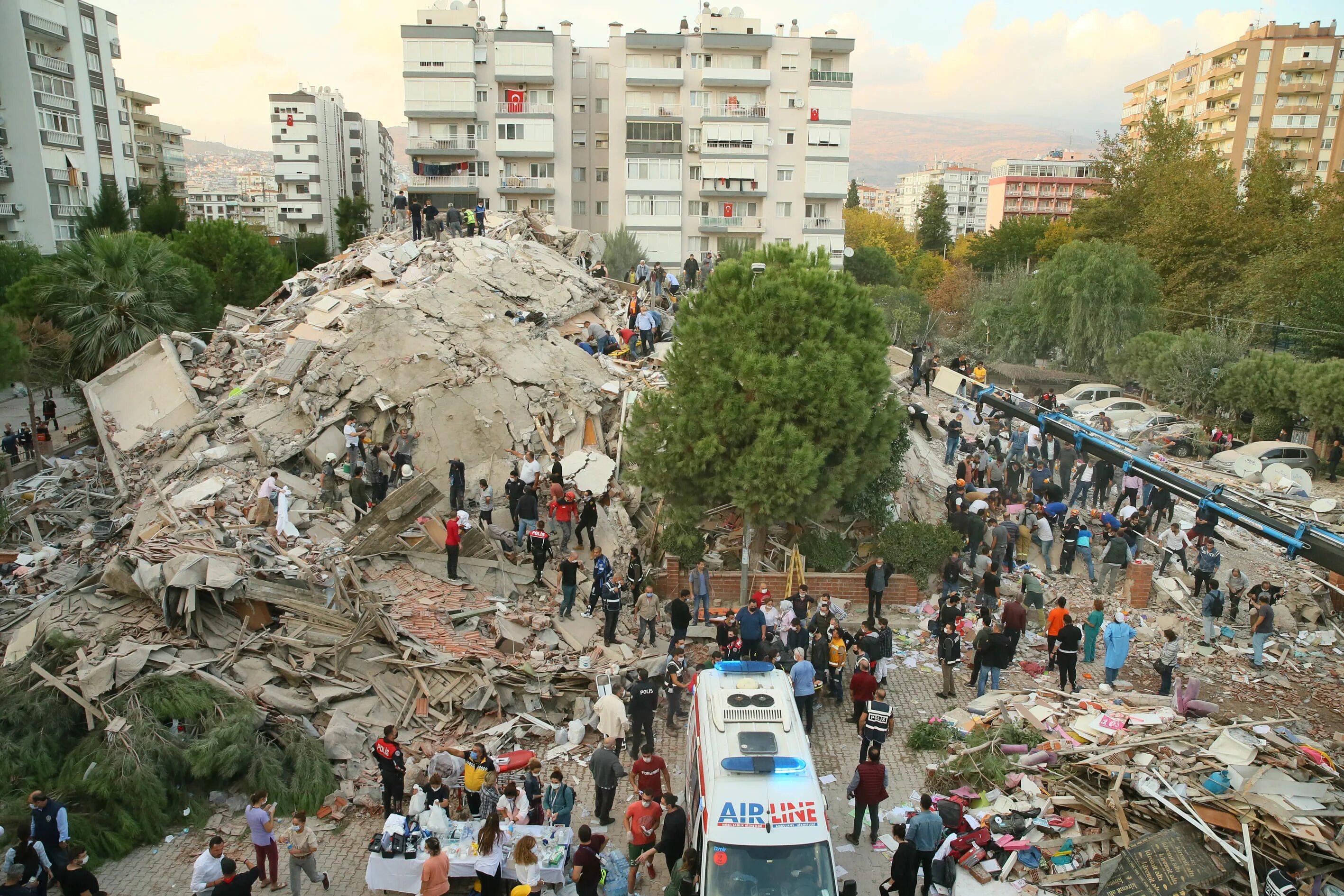 Землетрясение август. Измир Турция землетрясение 2020. Измит Турция 1999 землетрясение. Измир Турция землетрясение 1999. Землетрясение в Турции 1999 год.