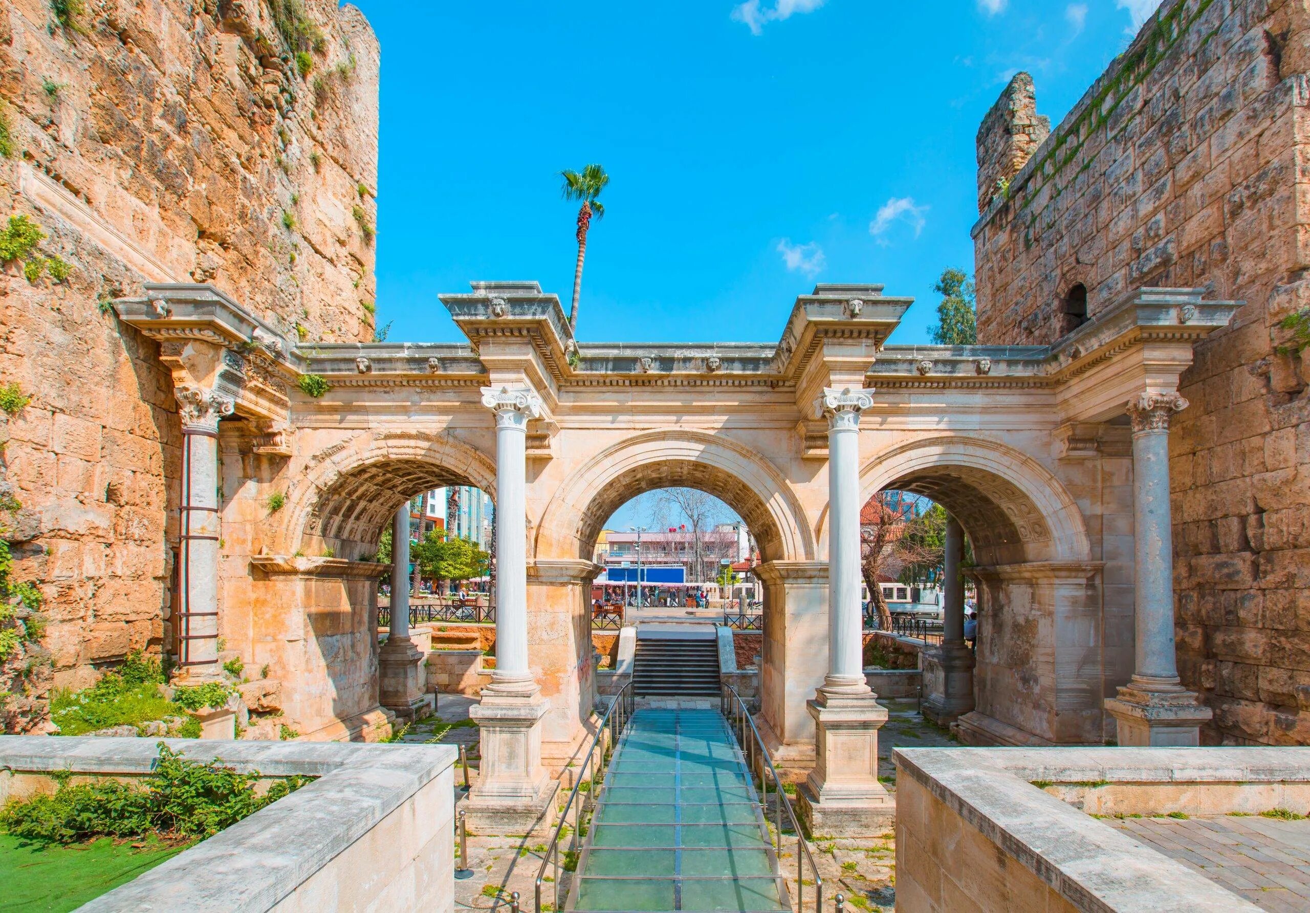 Старый город Анталия Калеичи ворота ад. Hadrian's Gate Анталия.