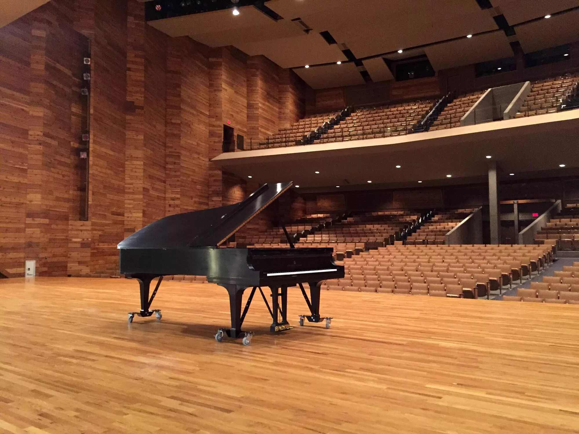 Рояль Steinway Рахманинова. «Grand Piano Competition» фестиваль. Рояль в концертном зале. Концертный зал с роялем. Пустой концертный зал