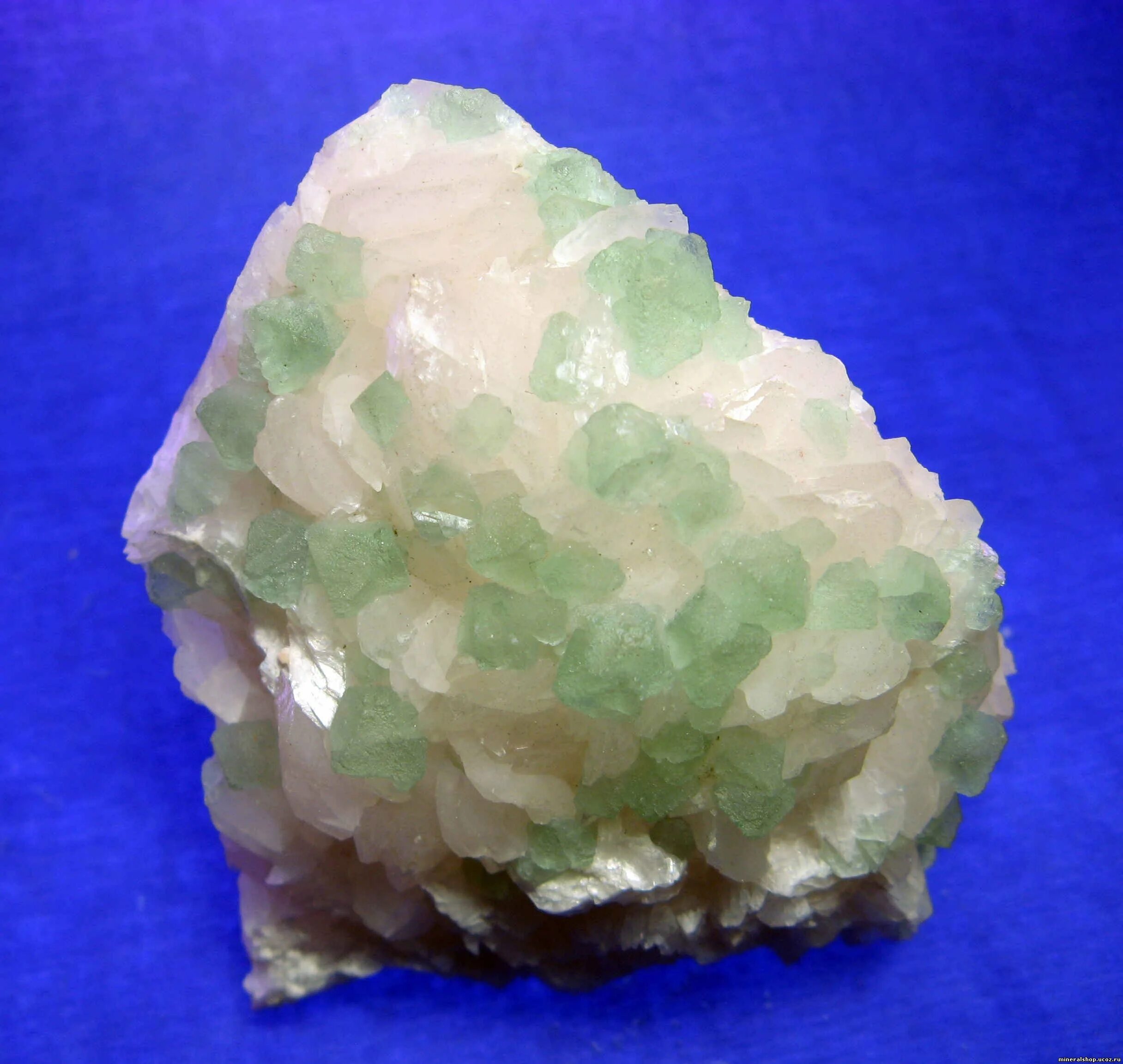 минерал 6 букв ответ. кристаллы целестина. зеленый кальцит кристалл. эринит минерал. минералы геология фото с названиями.