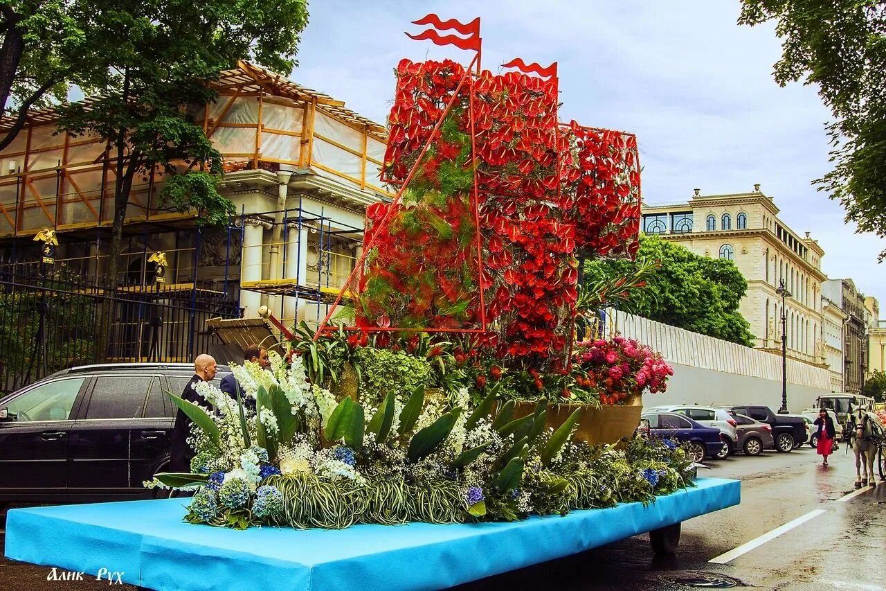 Растения санкт-петербурга. Букет цветов на фоне питера. Питер в цветах. Цветочный магазин снаружи. Магазин комнатных растений.
