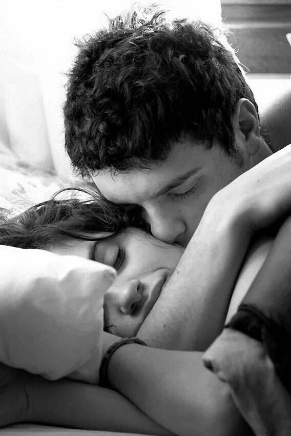 Мужчина целует женщину во сне. Страстные объятия. Объятия и поцелуи. Страстные поцелуи. Нежные страстные поцелуи.
