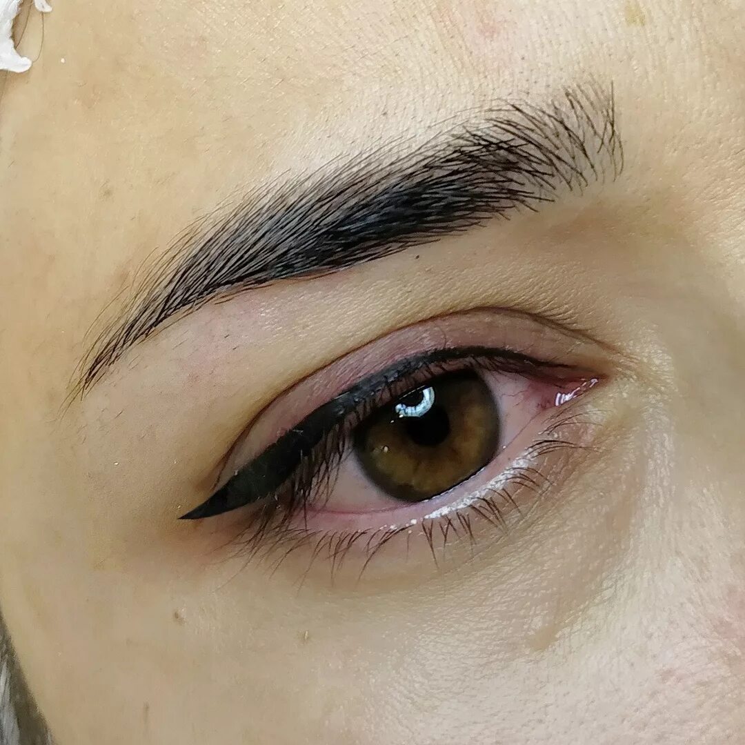 татуаж стрелки. красивый татуаж глаз. перманентный макияж стрелки классические. татуаж стрелки. классические стрелки на глазах татуаж.