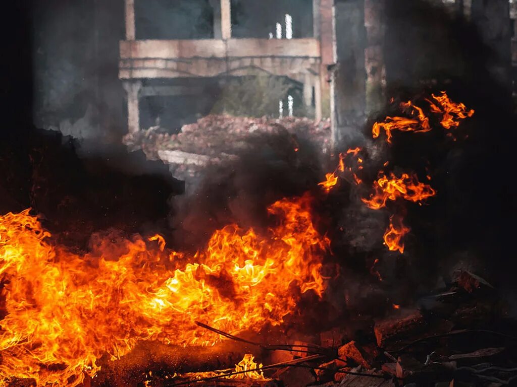 Дом горит. Молоток в огне горит. Молоток в огне горит. Огонь в окне. Пожар.