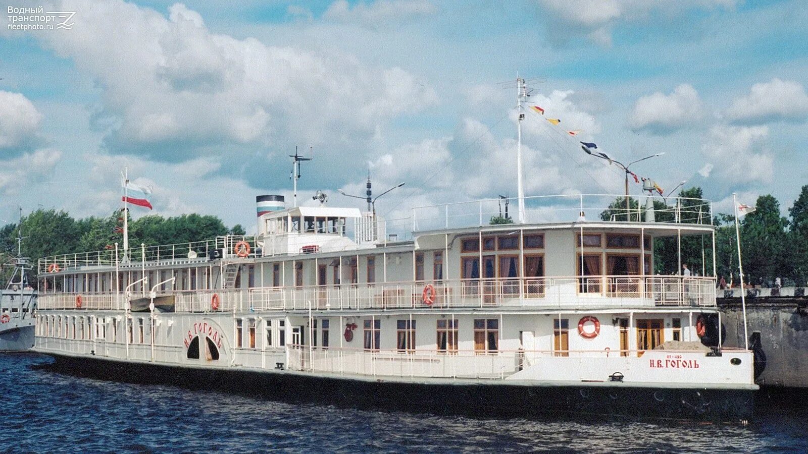 Теплоход гоголь архангельск. Гоголь северодвинск теплоход. Теплоход гоголь архангельск. Колесный теплоход гоголь архангельск. Пароход гоголь архангельск.