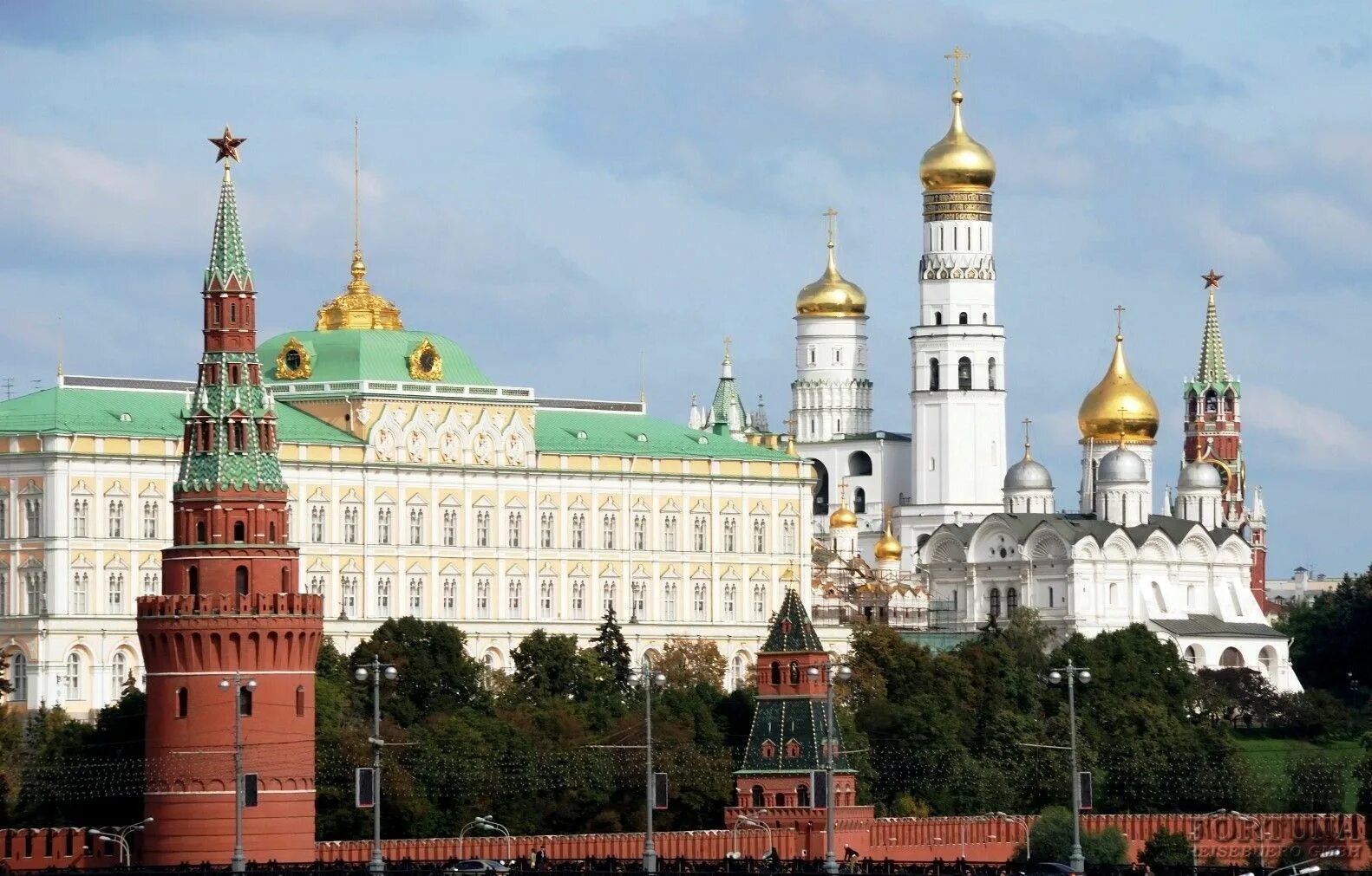 Как выглядит кремлевская. Московский кремль. кремль администрация президента. выглядит кремль. московский кремль с минаретами.