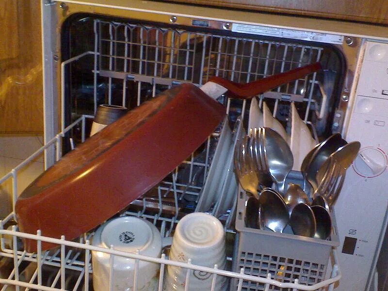 Сковорода в посудомоечной машине. Посудомоечная машина для кастрюль и сковородок. Кастрюля в посудомоечной машине. Вилки и ложки в посудомойке. Кастрюли можно мыть в посудомойке