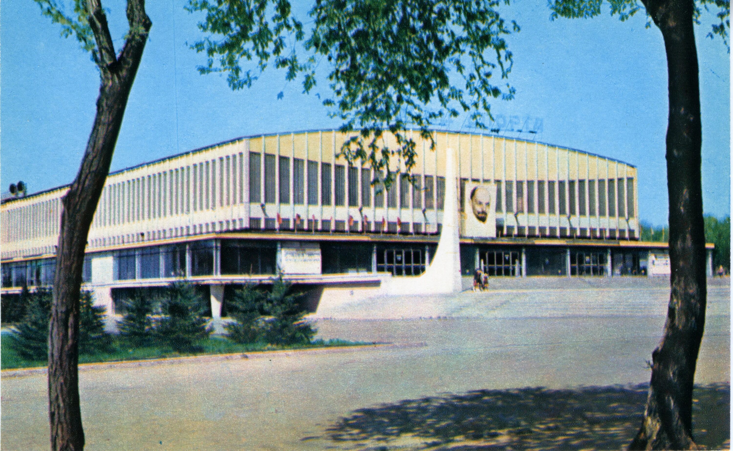 Ростов на дону 1973 год. Ростов-на-дону 1950-е. Памятник на пл. Ростов-на-дону в 90. Ростов на дону 1973 год.