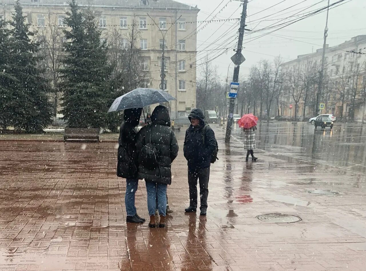 Ливень. Сильный дождь. Ливень в Ярославле. Мокрый снег. Долго ждать снега