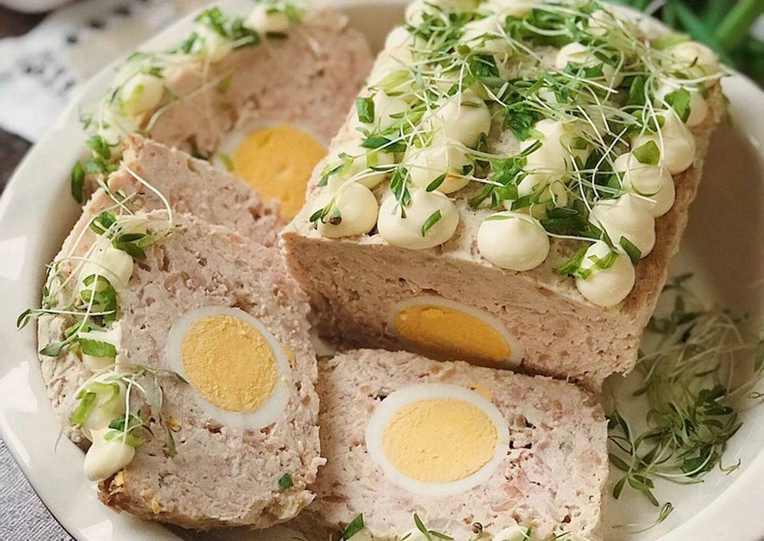 Мясной рулет с яйцом в духовке рецепт. Мясной рулет с яйцом. куриный рулет с яйцом. рулет с яйцом и фаршем. рулет из фарша с яйцом.