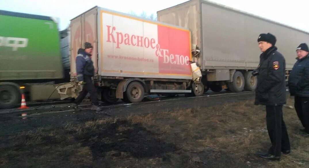 Фура красное белое. Фургон красное белое. Делко рулит. Водитель кб отзывы. Рц красное и белое.