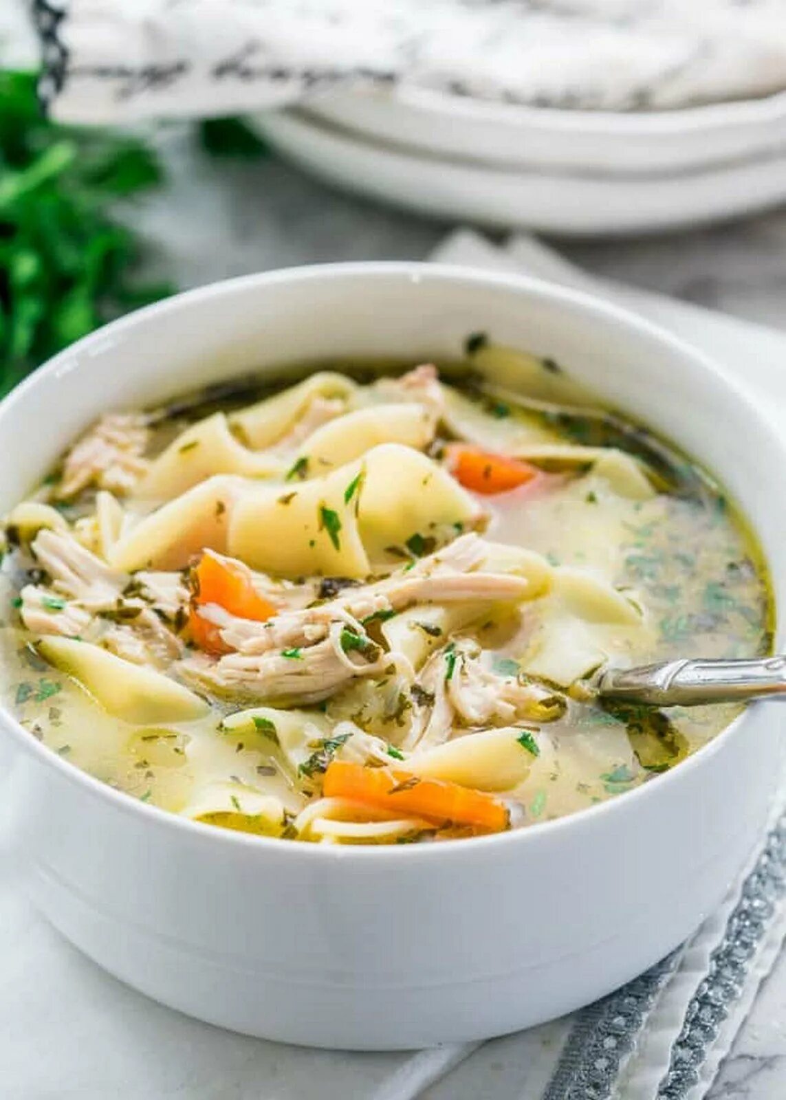 Куриный суп какой. Куриный суп с орекьетте. лапшовый суп. куриный суп с лапшой.