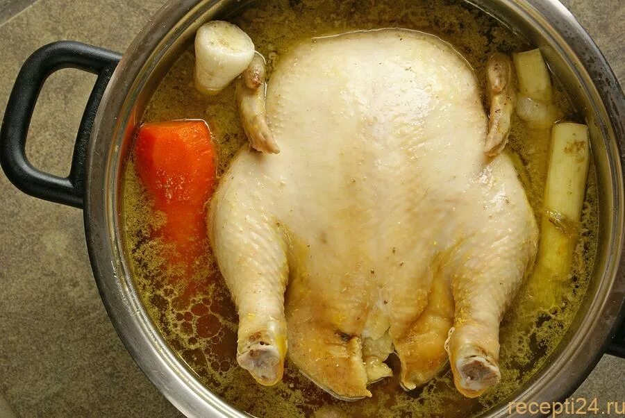 Сколько варить курицу для супа после. Вареная курица. Курица в кастрюле. Курица с бульоном в кастрюле. Бульон с курицей.