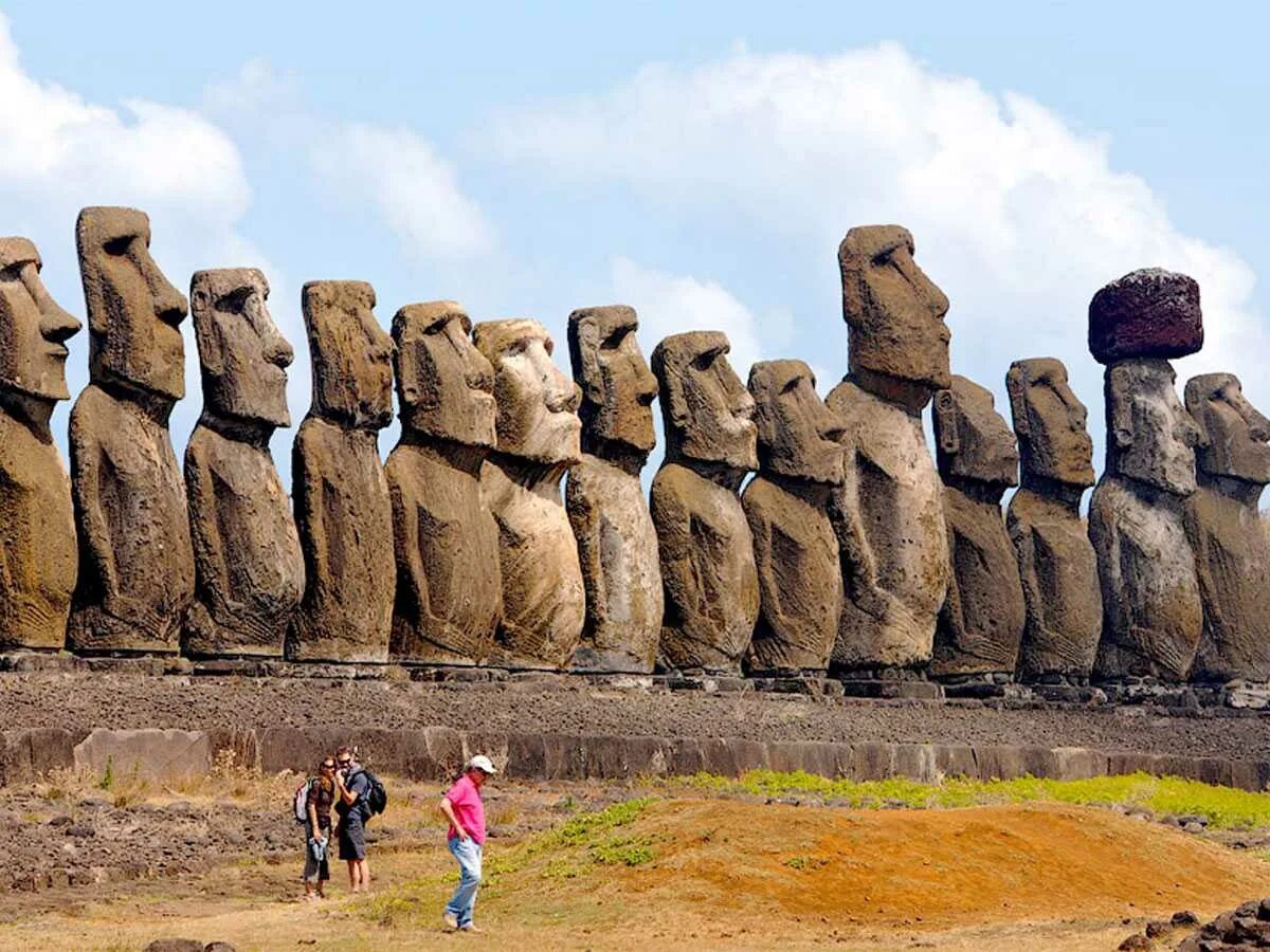 Статуи на острове. Каменные статуи Моаи остров Пасхи Чили. Скульптуры Моаи на острове Пасхи. Моаи на острове Пасхи. Статуи Мауи с острова Пасхи.