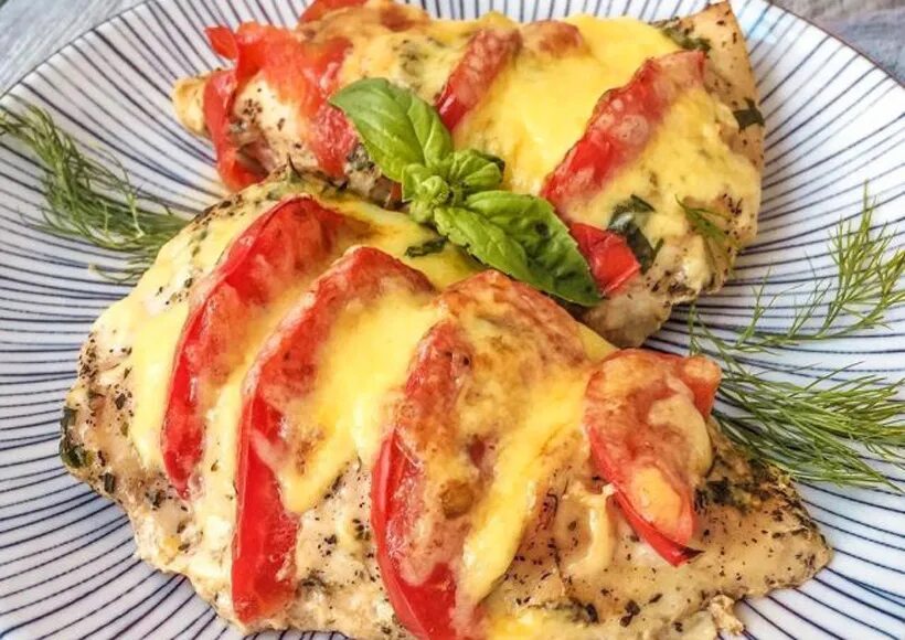 Запеченное куриное филе с помидорами и сыром. Филе курицы в духовке с помидорами и сыром. куриная грудка фаршированная помидорами и сыром. куриная грудка с помидорами и сыром в духовке. грудка в духовке с сыром.
