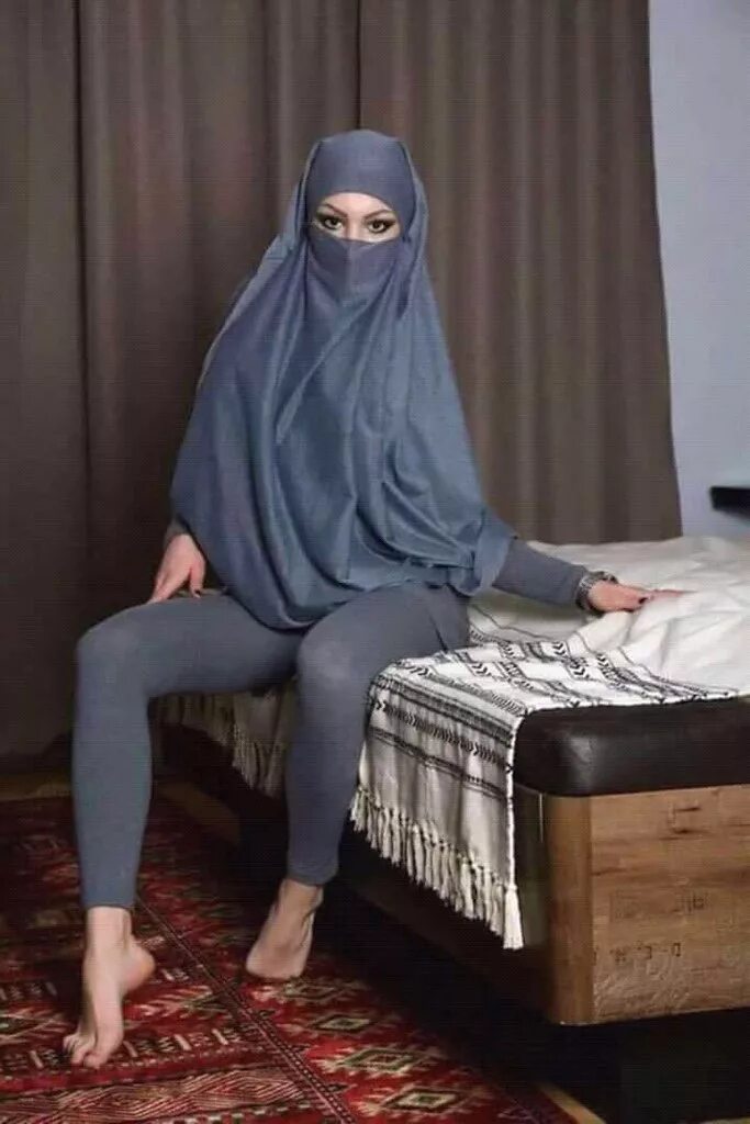 Sarah arabic missed connections. Sarah Abdelkhader. Ножки в хиджабе. Ноги арабок. Ножки мусульманок.
