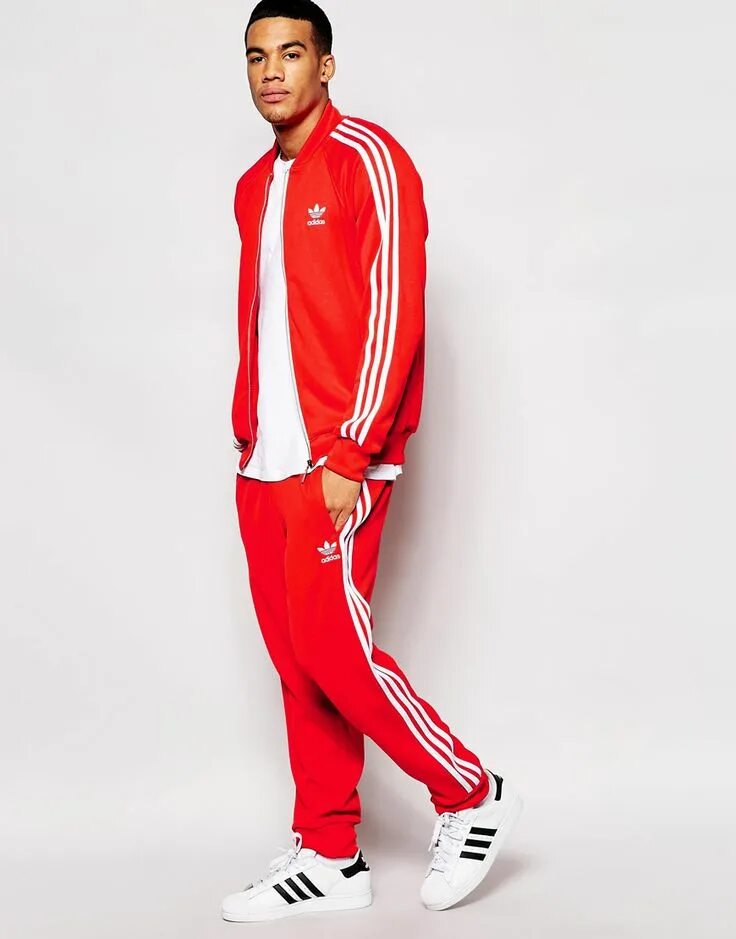 Адидас в полный рост. Adidas originals tracksuit. адидас ориджинал костюм оригинал. спортивный костюм адидас мужской красный. красный костюм адидас ориджинал.