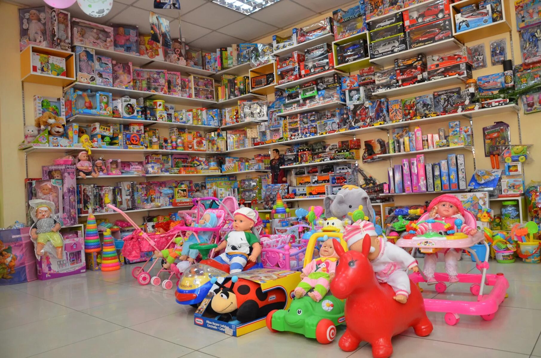 Магазин игрушек. Детские игрушки. Детский игрушки. Магазин игрушек для детей. Купили много игрушек