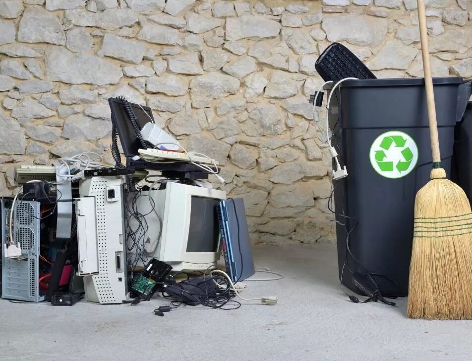 Свалка старой техники. Утиль бытовой техники. Утилизация техники. Куда утилизировать технику. Бытовая техника на свалке.