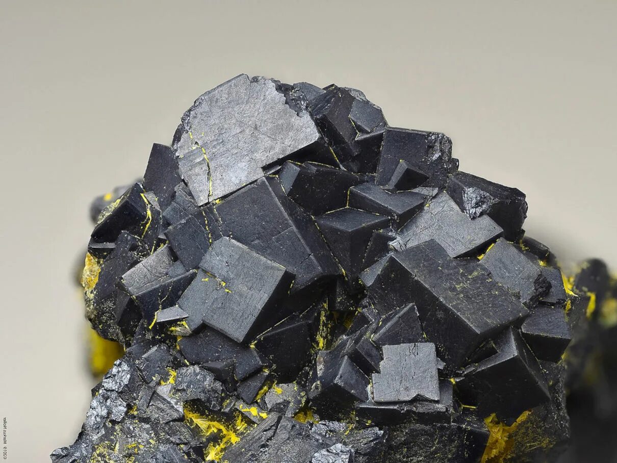 Руда урана сканворд. Урановая Смолка минерал. Уранинит минерал. Урановая смоляная руда. Настуран минерал урана.