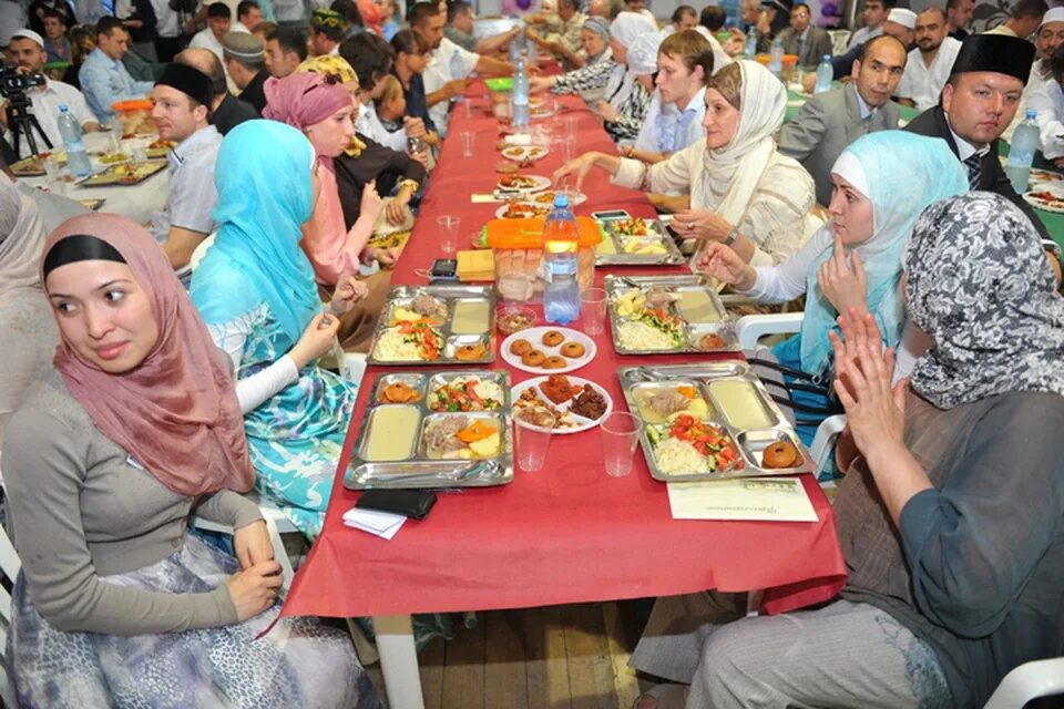 В рамадан едят мясо. Мусульманский пост Ураза Байра. Мусульманский стол на праздник. Мусульманский праздник Рамадан. Праздник разговения у мусульман.