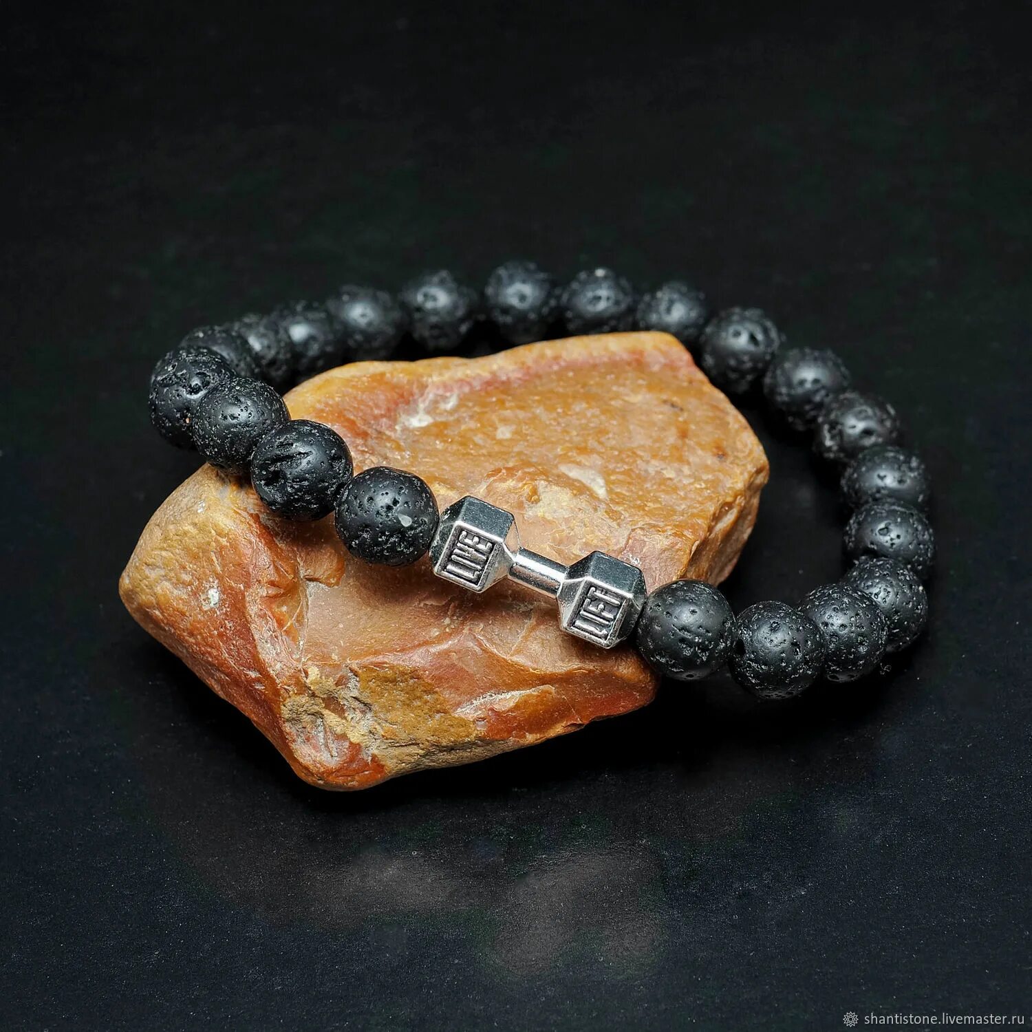 браслет титан лава. мужской браслет из обсидиана. вулканическая лава браслет. браслет титан лава. браслеты из натуральных камней вулканическая лава.