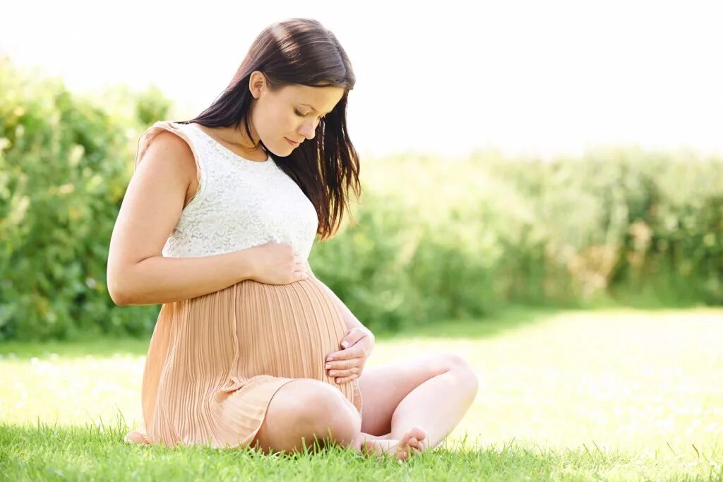 Woman is pregnant. Молодые беременные женщины. Картинки беременных женщин.