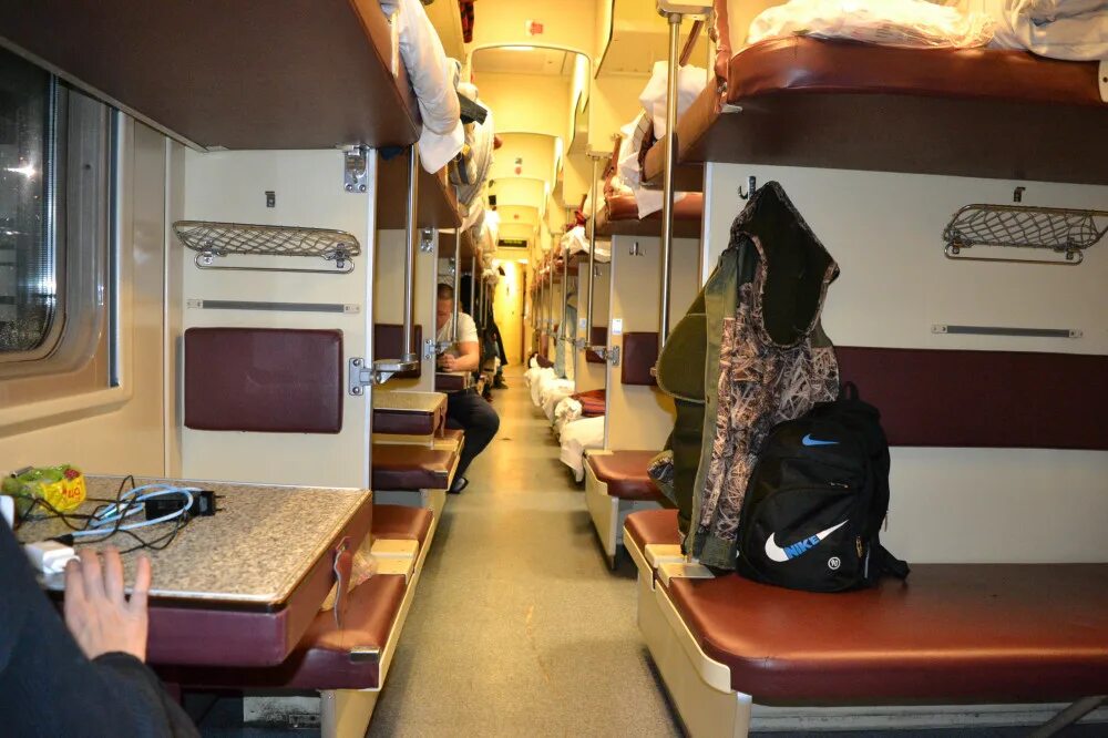 Вагон плацкарт пермь адлер. Плацкарт екатеринбург санкт петербург. Плацкарт екатеринбург. Фирменный южный урал плацкарт. Демидовский вагон плацкарт.