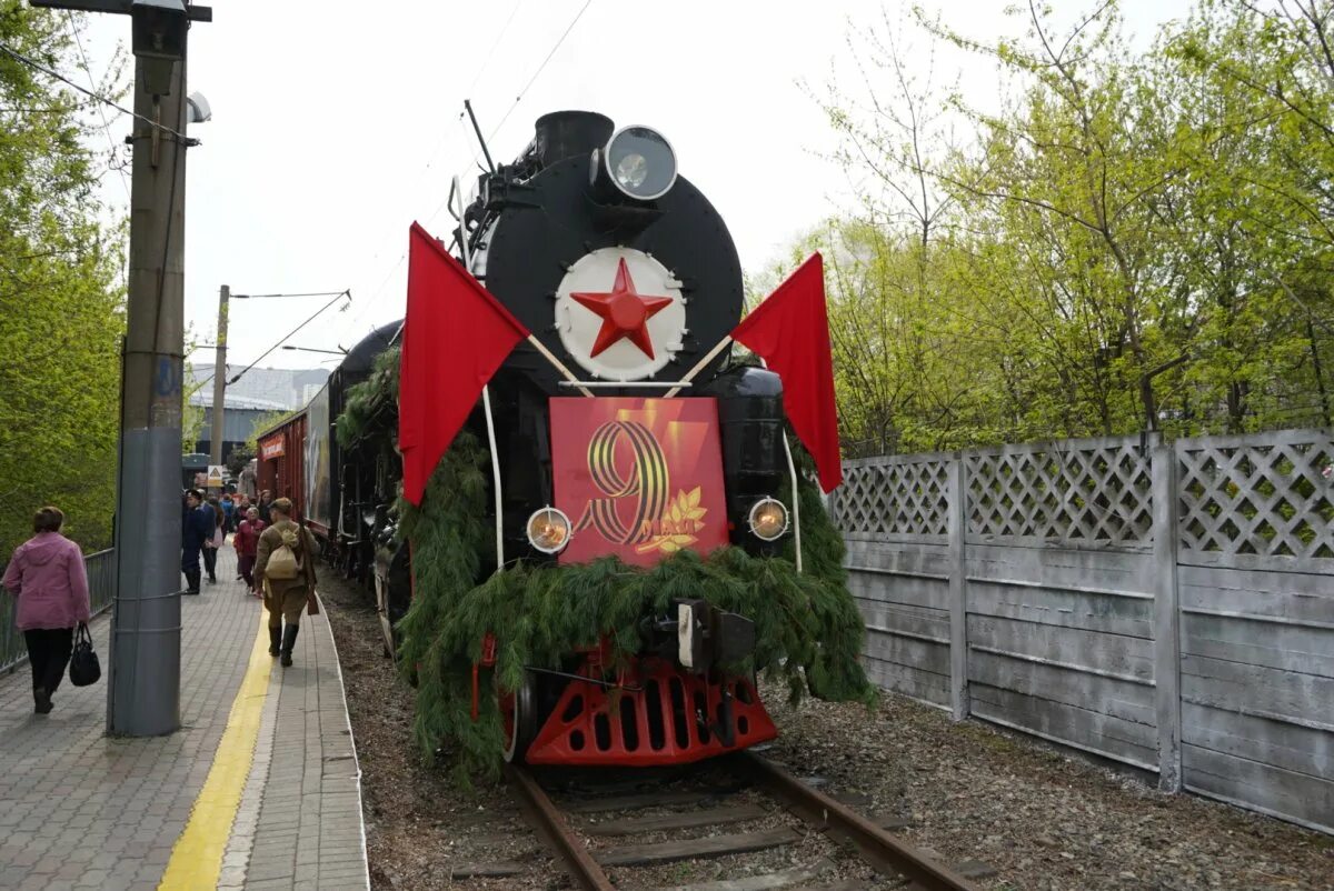 Поезд победы хабаровск. Паровоз Владивосток. Поезд Победы Владивосток. Паровоз 9 мая. 9 Мая поезд Победы.