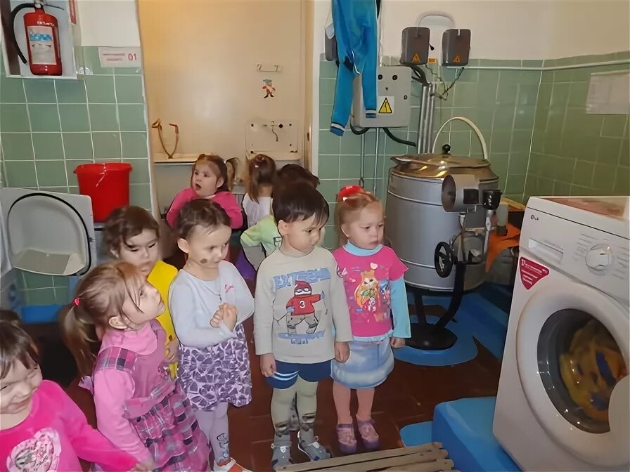 Прачечная в детском саду. Прачка в детском саду. Прачка в детском саду для детей. Прачка в детском саду. Прачка кастелянша детского сада.